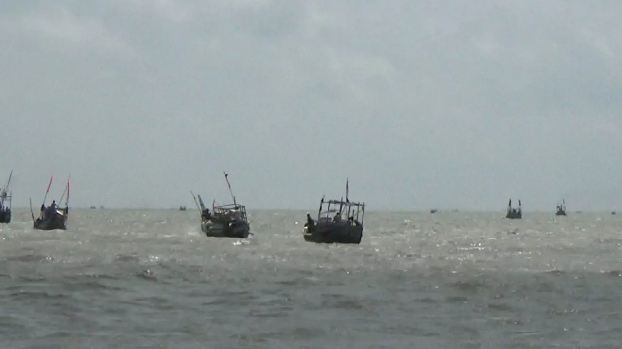 বঙ্গোপসাগরে মাছ ধরতে গিয়ে ১৩ জেলে নিখোঁজ 