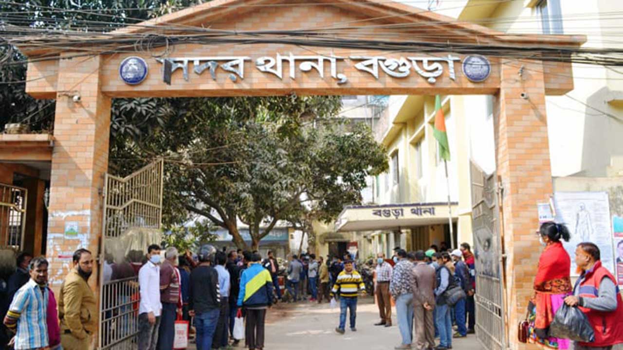 বগুড়ায় কৃষি কর্মকর্তাকে হানিট্র্যাপে ফাঁসানোর সত্যতা পেয়েছে পুলিশ