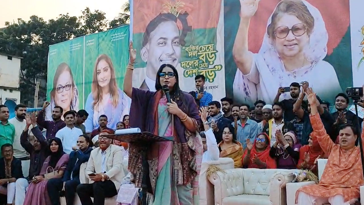 নারীদের পায়ে শিকল পরিয়ে ঘরে বন্দি করতে চায় একটি দল : নিপুন রায়