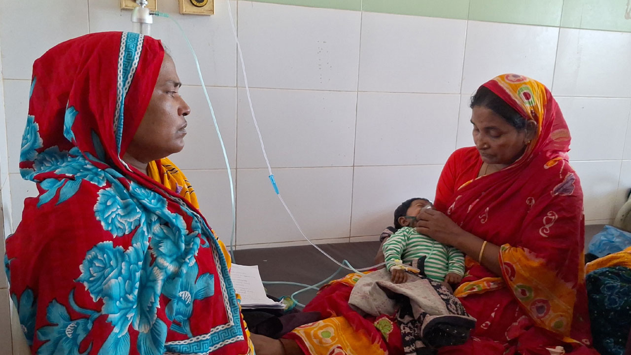 বরগুনায় শীতজনিত রোগে আক্রান্ত হচ্ছে শিশুরা, হাসপাতালে ভিড়