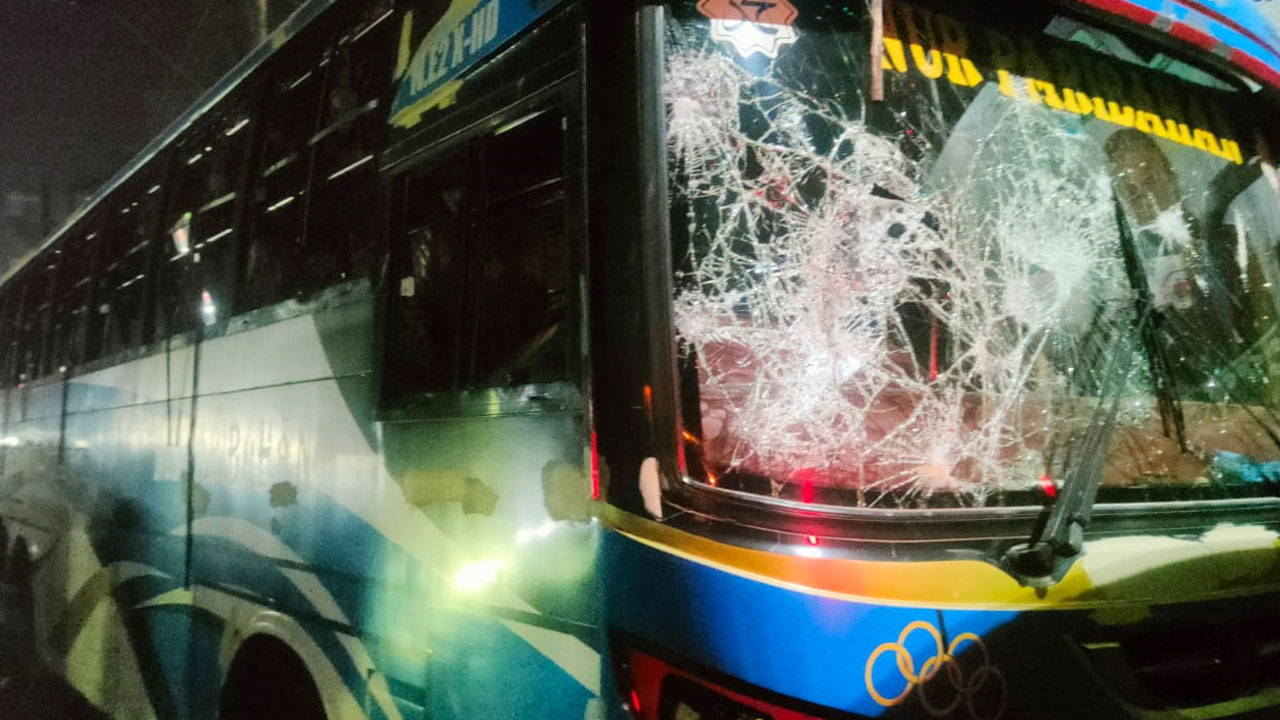 হাফ ভাড়া নিয়ে বরিশালে রণক্ষেত্র, অর্ধশতাধিক বাস ভাঙচুর