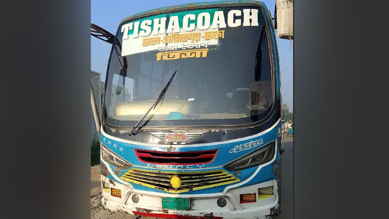 বাসস্ট্যান্ডে দাঁড়িয়ে থাকা বাসে আগুন, অল্পের জন্য বেঁচে গেলেন হেলপার