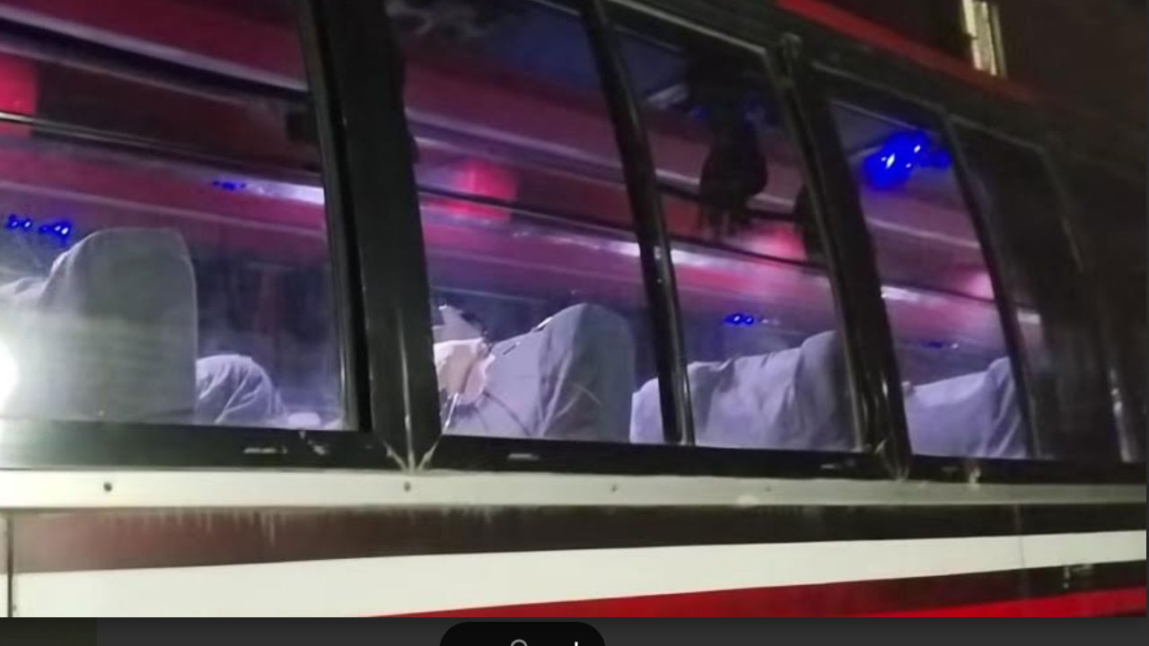 চলন্ত বাসে দুর্বৃত্তদের ঢিল নিক্ষেপ, নারী ও শিশুসহ আহত ৪