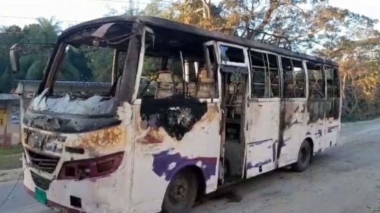 লক্ষ্মীপুরে ‘মশার কয়েলের’ আগুনে পুড়ল গ্যারেজে থাকা বাস