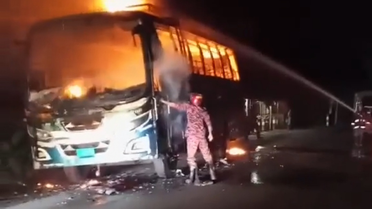বরগুনায় যাত্রীবাহী বাসে আগুন