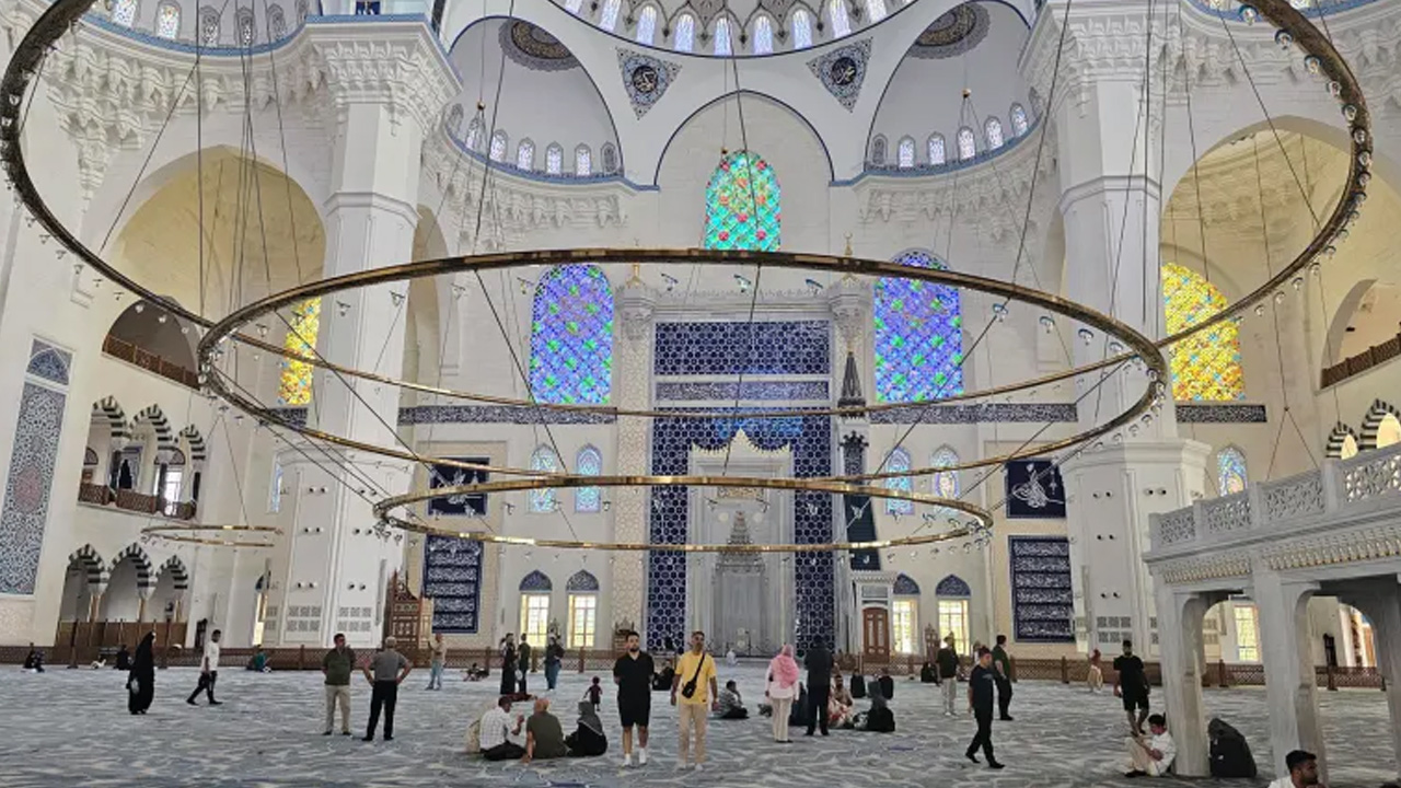 তুরস্কের যে মসজিদে একসঙ্গে নামাজ পড়তে পারেন ৬৩ হাজার মুসল্লি | Dhaka Headline | ঢাকা হেডলাইন camlica mosque02 20251104125402 | Dhaka Headline | ঢাকা হেডলাইন