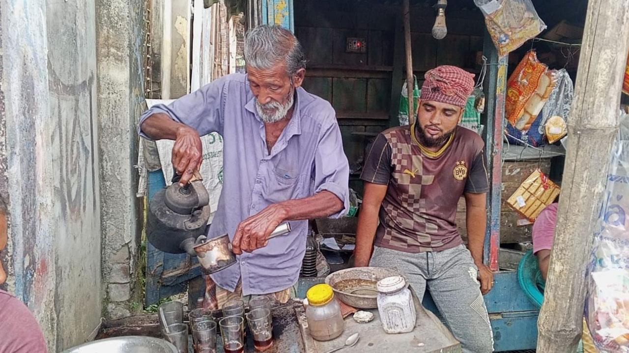২০ বছর ধরে দুই টাকায় চা বিক্রি করছেন চুয়াডাঙ্গার লতিফ শাহ