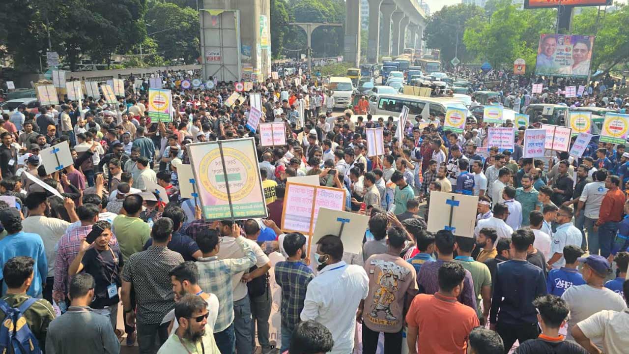 এনইআইআর ব্যবস্থার সংস্কারের দাবিতে মোবাইল ব্যবসায়ীদের মানববন্ধন