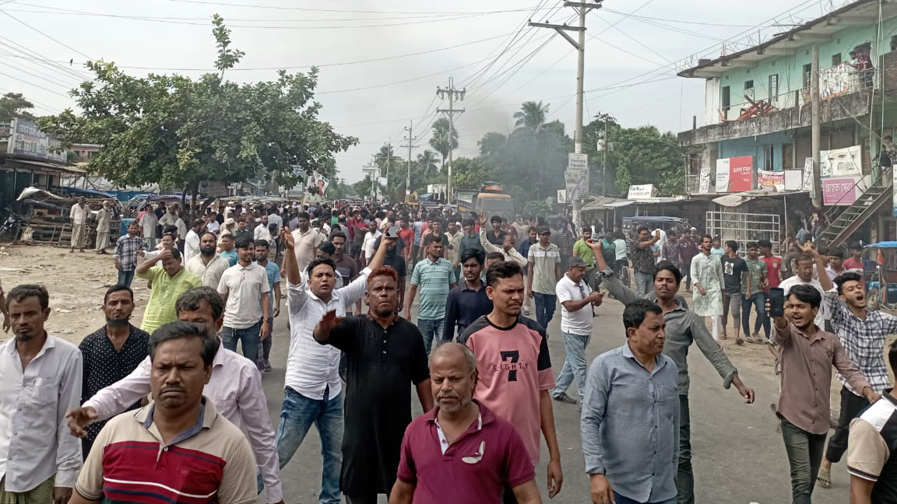 চাঁদপুরে বিএনপি নেতা হান্নানের সমর্থকদের বিক্ষোভ, সড়কে আগুন