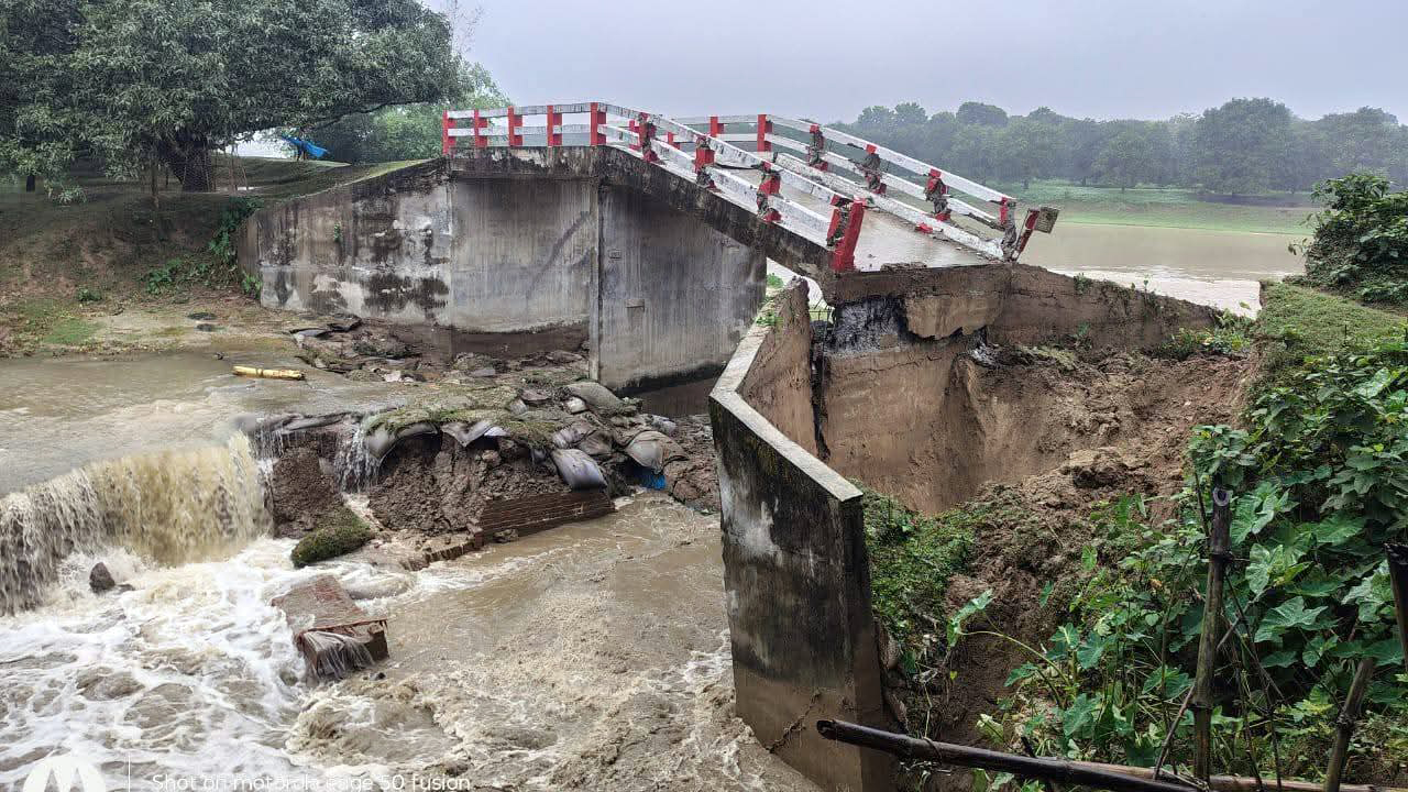 রাতভর বৃষ্টিতে ভেঙে পড়েছে কালভার্ট, যাতায়াত বন্ধ ৩ ইউনিয়নের বাসিন্দাদের