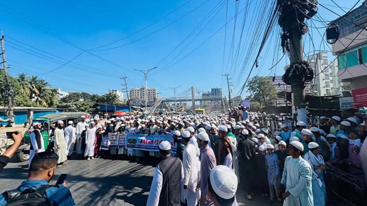 চট্টগ্রামে কওমি মাদ্রাসা থেকে ভোটকেন্দ্র সরানোর দাবিতে মানববন্ধন