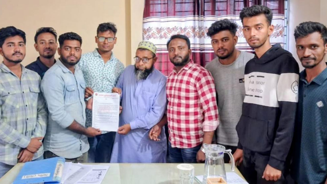 নিষিদ্ধ হাইড্রোলিক হর্ন বন্ধে ছাত্রদলের স্মারকলিপি