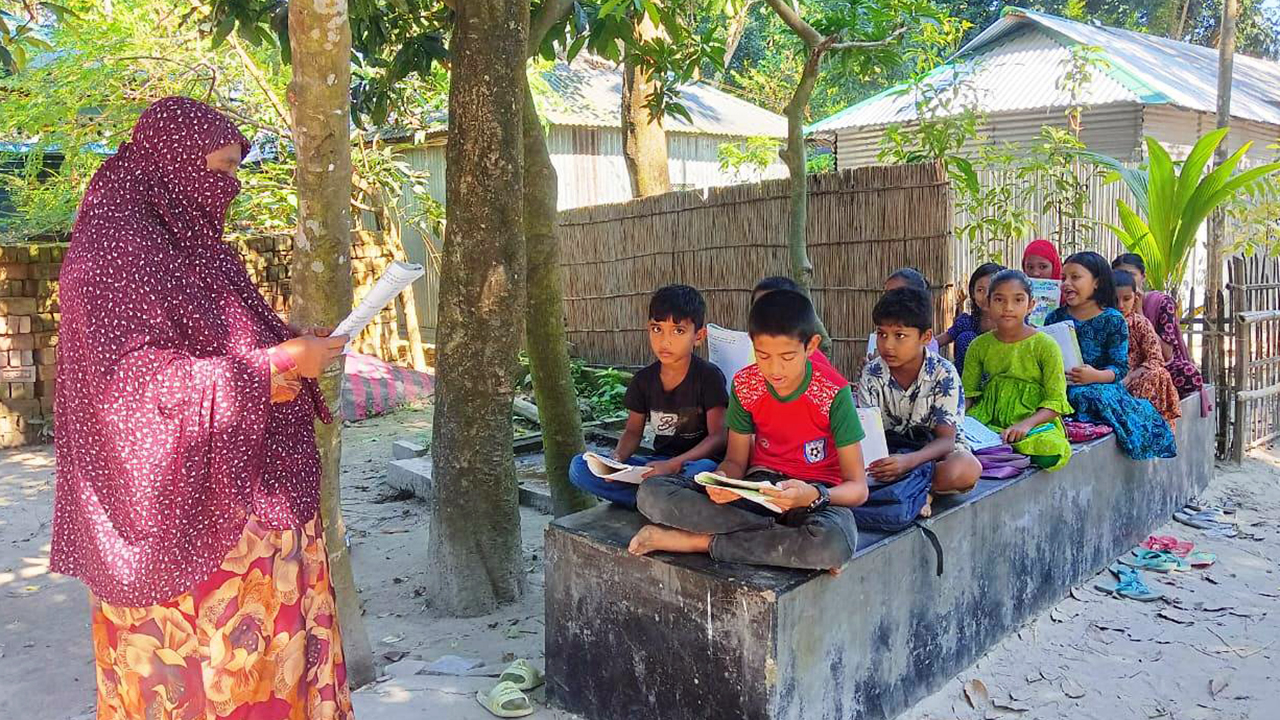 স্কুলের রাস্তা বন্ধ, গাছের নিচে পাঠদান