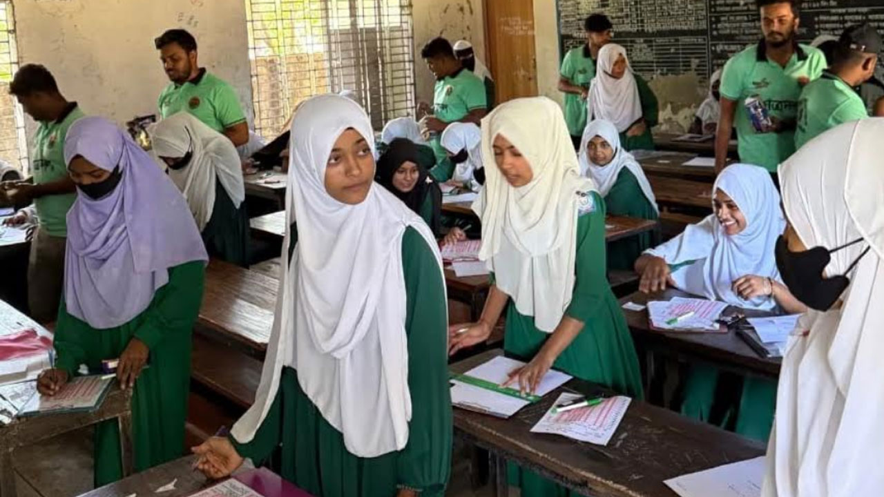 পরীক্ষা চলাকালে হলে প্রবেশ করে ছাত্রদল নেতার কলম-চকলেট বিতরণ