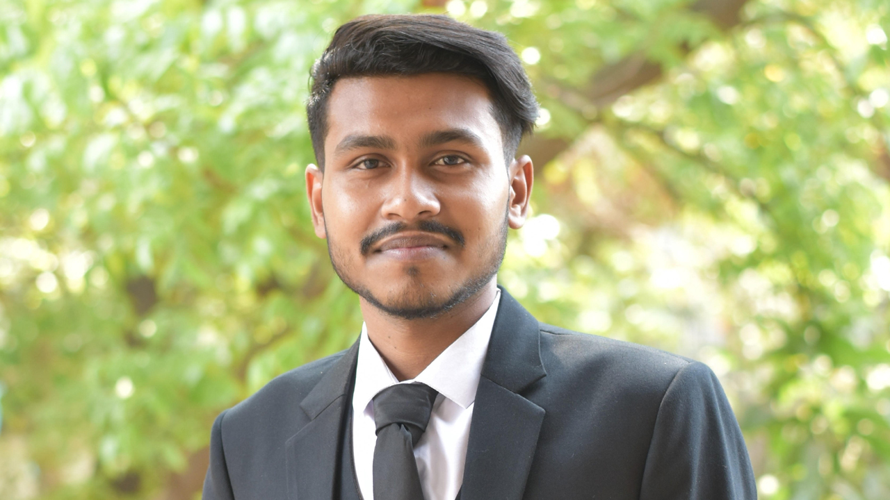 নির্বাচন কমিশনের সক্ষমতা নিয়ে প্রশ্ন তুললেন স্বতন্ত্র ভিপি প্রার্থী