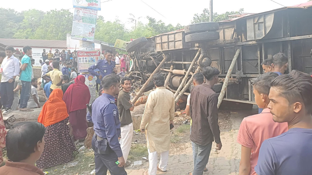 চুয়াডাঙ্গায় বাসচাপায় পাখিভ্যানের চালকসহ নিহত ২