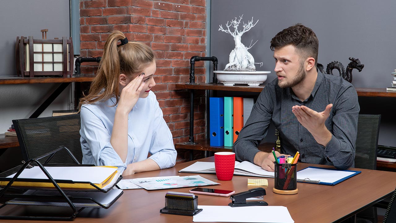 টক্সিক কলিগ? যেভাবে সামলে নেবেন