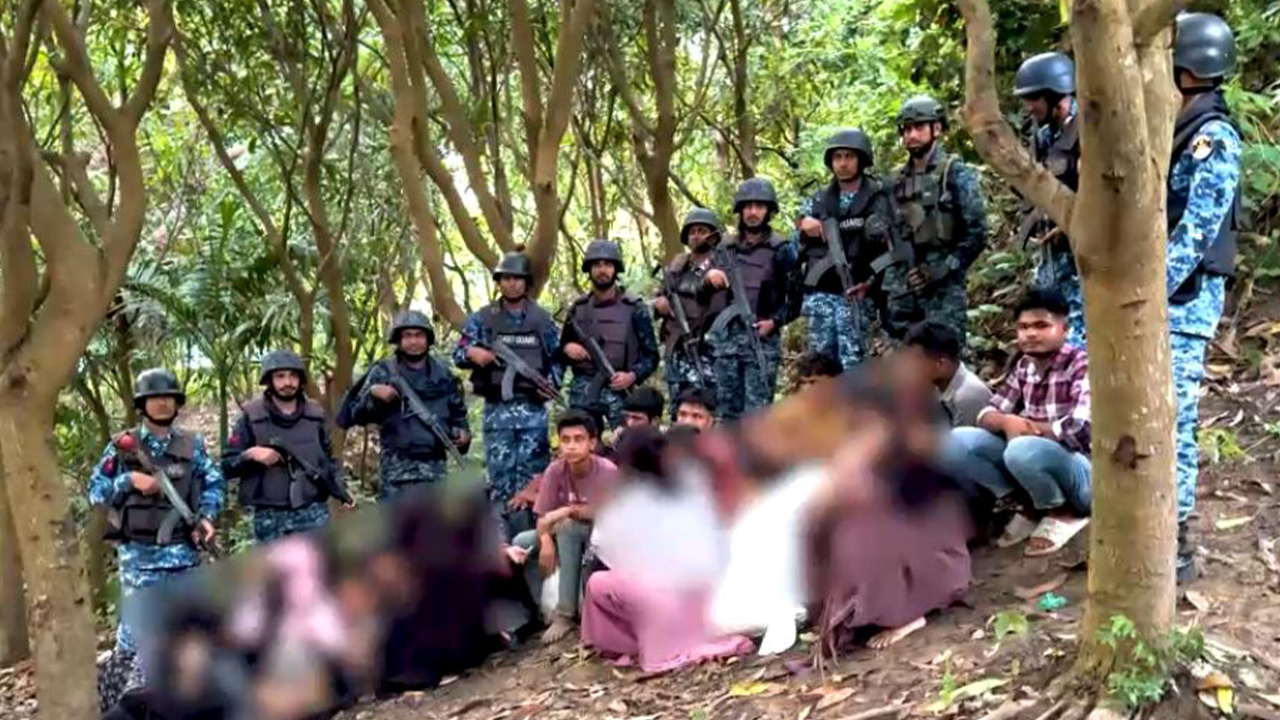 টেকনাফে যৌথ অভিযান, প্রলোভনের ফাঁদে জিম্মি ২৫ জন উদ্ধার