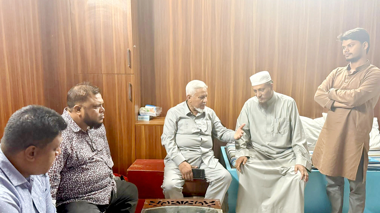 জামায়াত প্রার্থীর স্ত্রী অসুস্থ, খোঁজ নিতে হাসপাতালে বিএনপি প্রার্থী