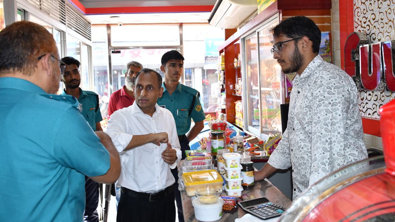 অস্বাস্থ্যকর পরিবেশ ও খাদ্যপণ্যে কেমিক্যাল, ৬ প্রতিষ্ঠানকে জরিমানা