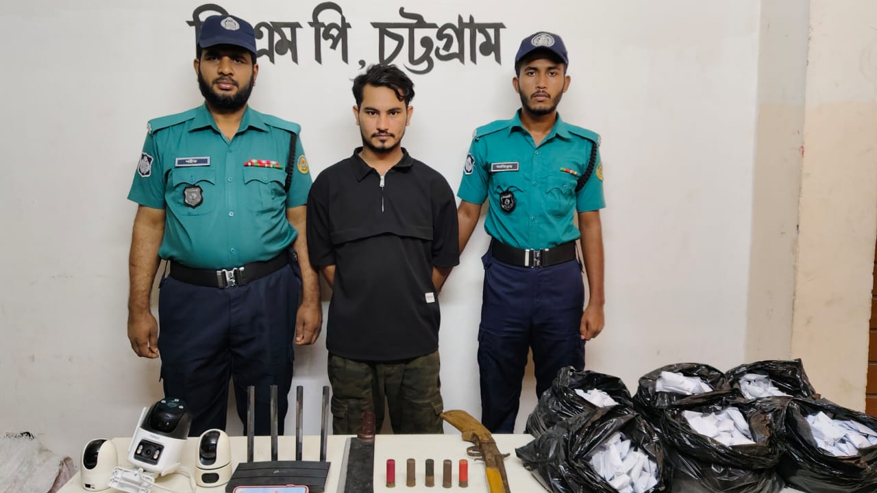 চট্টগ্রামে সন্ত্রাসী ‘বুইস্যার’ সহযোগী অস্ত্রসহ গ্রেপ্তার