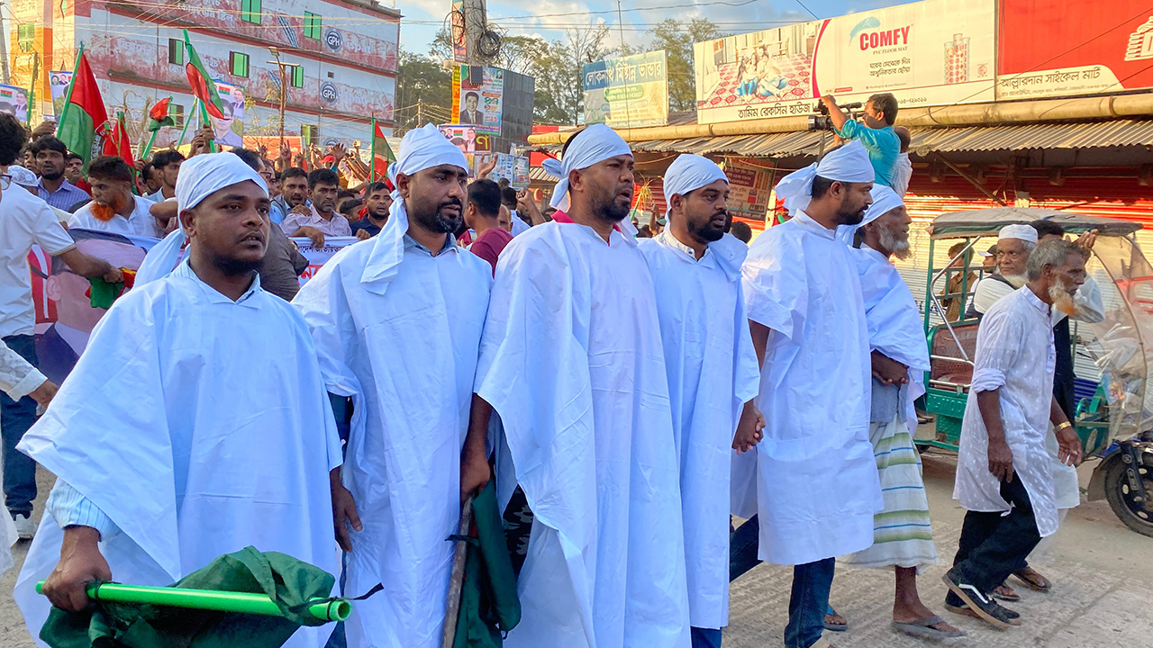 কাফনের কাপড় পরে বিএনপির প্রার্থী পরিবর্তনের দাবি