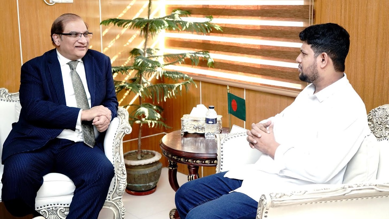 তথ্য উপদেষ্টার সঙ্গে পাকিস্তানের হাইকমিশনারের সাক্ষাৎ