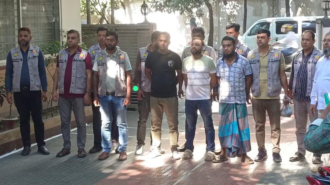 মাদকের কারবার টিকিয়ে রাখতে অস্ত্রের ব্যবহার করতেন তারা