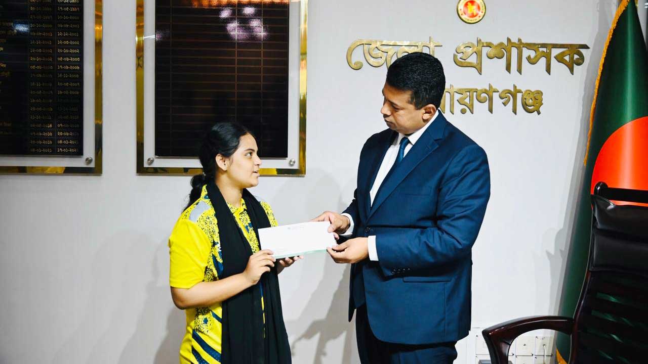 ডিসির সঙ্গে দেখা করে হাসিমুখে বাড়ি ফিরলেন দুই তরুণী ফুটবলার