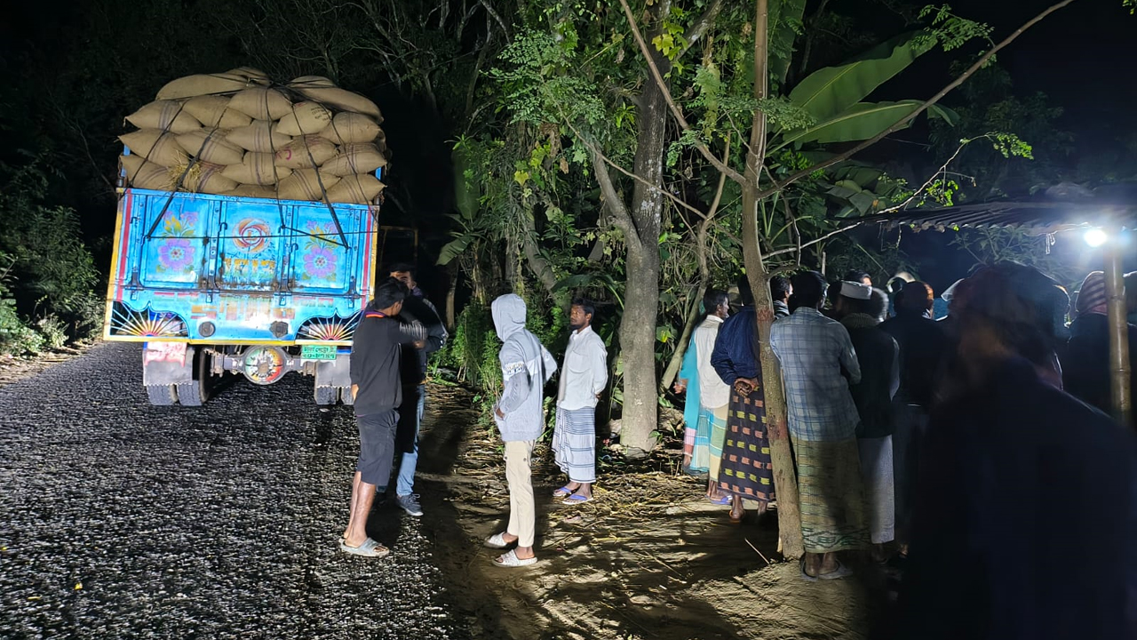 অটোর সঙ্গে ধাক্কা লেগে ধানবোঝাই ট্রাকের নিচে চাপা পড়ে যুবক নিহত