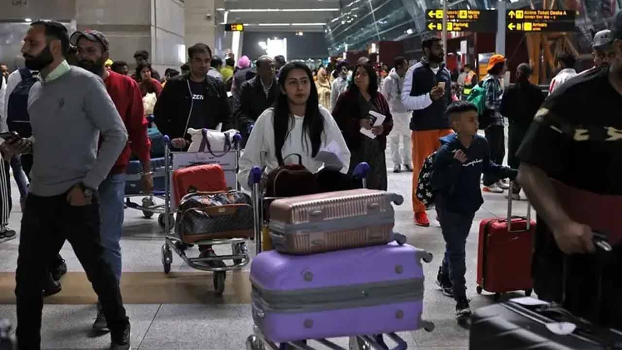 দিল্লি বিমানবন্দরে প্রযুক্তিগত ত্রুটিতে বিশৃঙ্খলা, ফ্লাইট চলাচলে বিপর্যয়