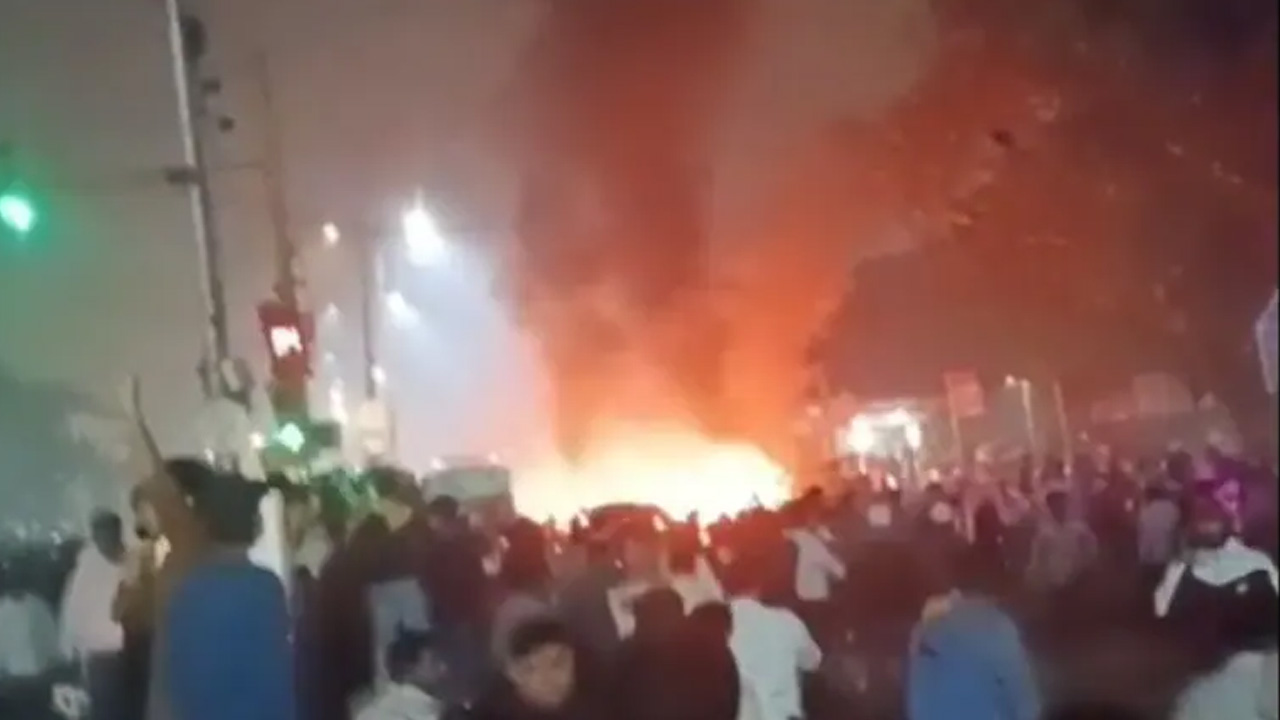 দিল্লিতে ভয়াবহ বিস্ফোরণ, যানবাহনে আগুন