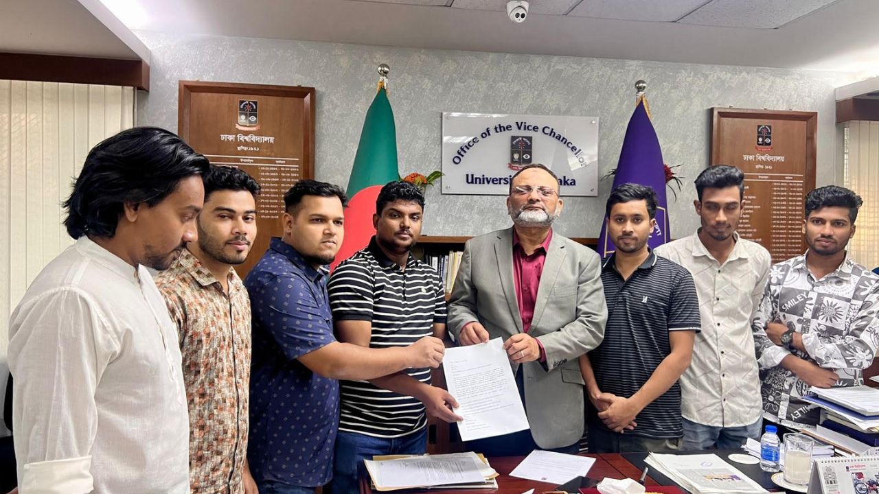 ঢাবি ক্যাম্পাসে মশার উপদ্রব কমাতে উপাচার্য বরাবর স্মারকলিপি