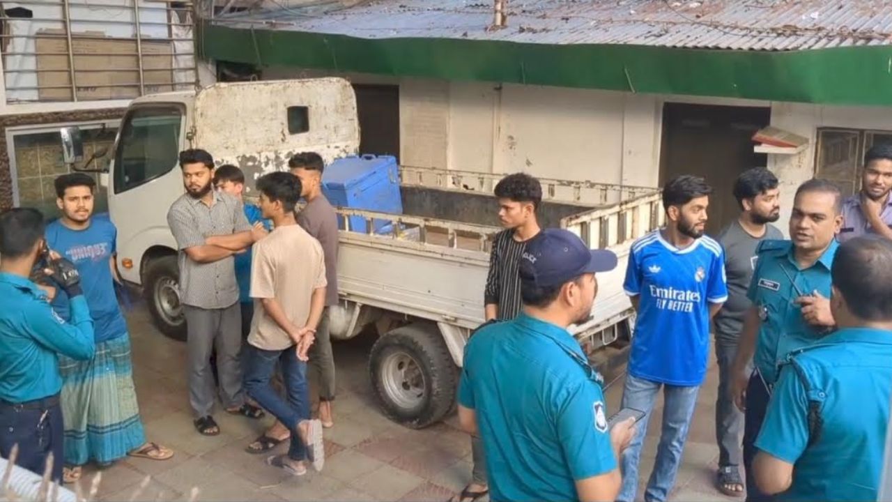 সাবেক শিক্ষামন্ত্রীর বাসায় অভিযান, আটক ৭