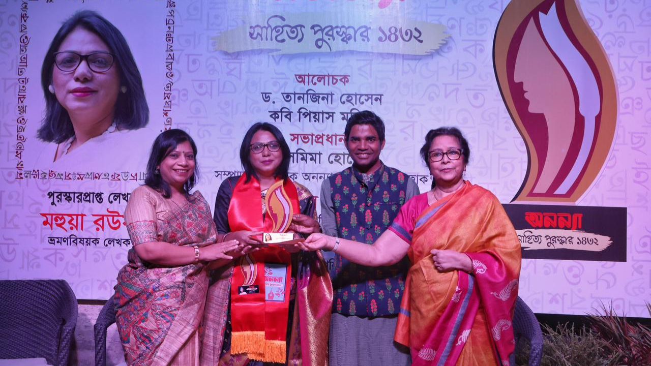 অনন্যা সাহিত্য পুরস্কার পেলেন মহুয়া রউফ