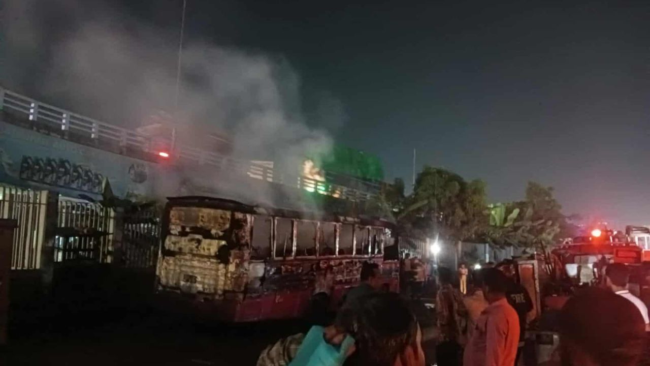 রামপুরায় ভিক্টর ক্লাসিক বাসে আগুন