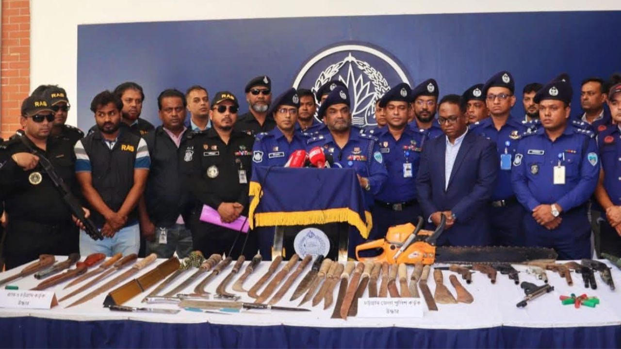 রাউজান-সাতকানিয়ায় বিশেষ অভিযানে গুলি ও আগ্নেয়াস্ত্র উদ্ধার