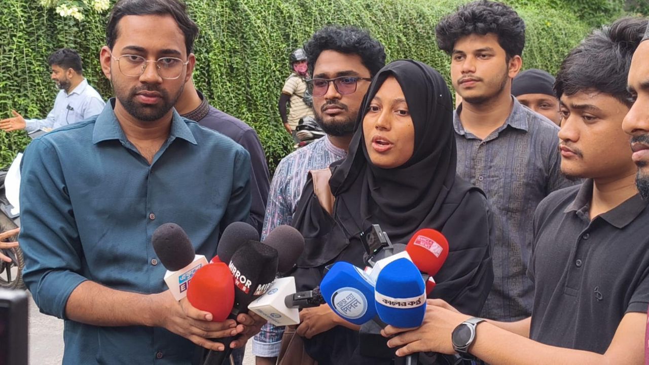 বিশেষ বিবেচনায় সিট পাওয়া বহিষ্কৃতদের সিট বাতিলের দাবি ডাকসু ও হল সংসদের