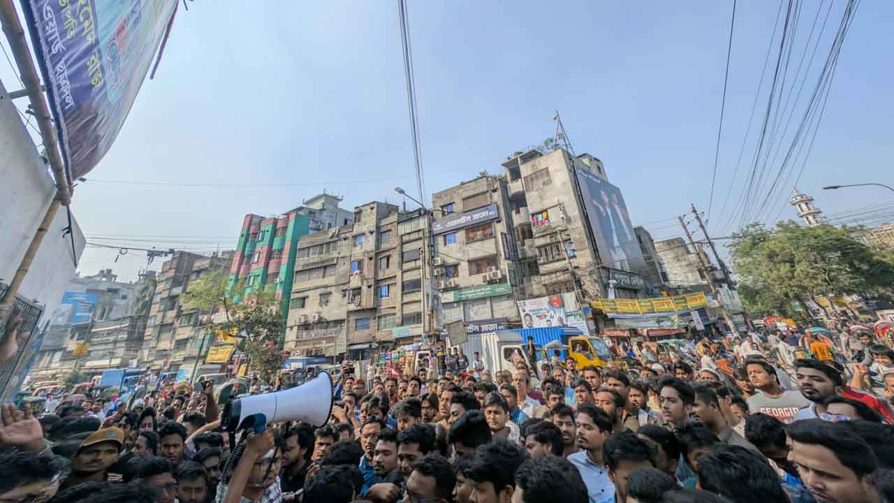 রাজধানীর দয়াগঞ্জে ট্রাফিক পুলিশ সহায়তাকারীর হামলায় জবির ৫ শিক্ষার্থী আহত
