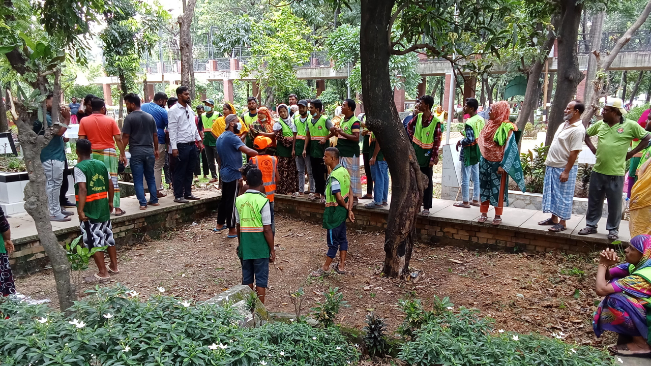 পরিচ্ছন্নতা কার্যক্রম বন্ধের হুঁশিয়ারি ডিএসসিসি কর্মীদের