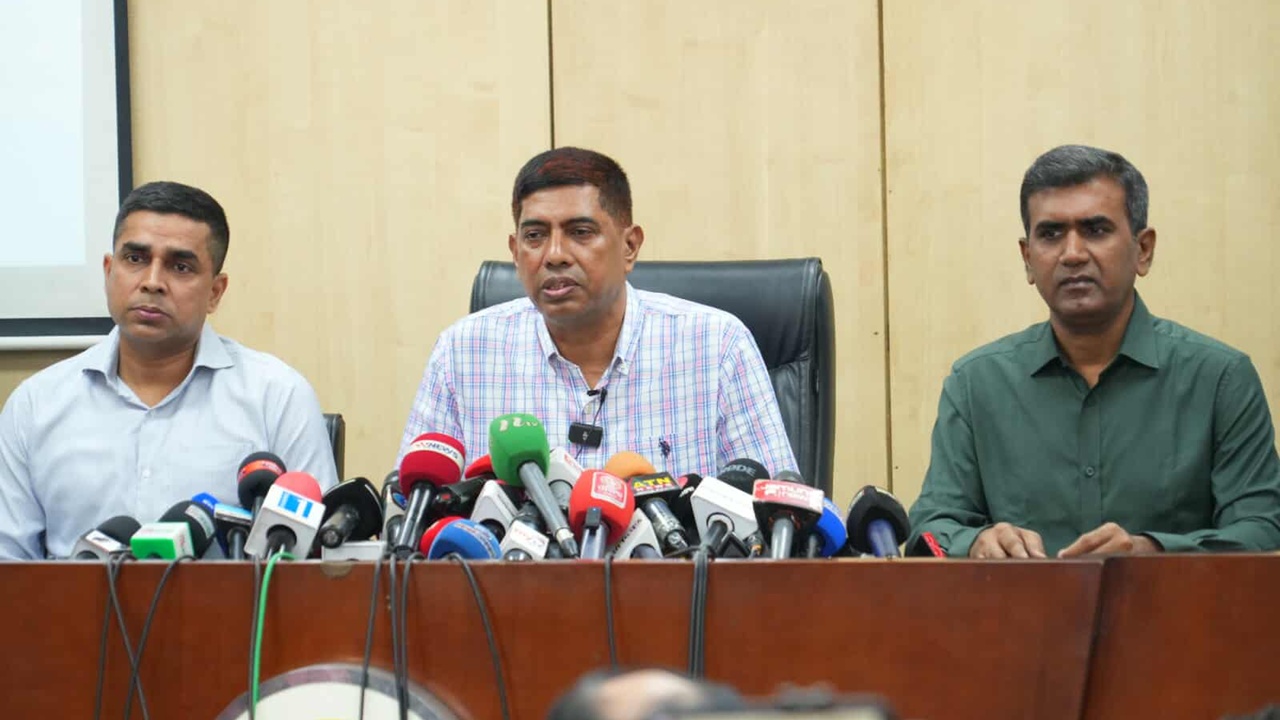 লকডাউনে আতঙ্কের কিছু নেই, ৫০০ টাকায় স্লোগান দিচ্ছে নিরীহ রিকশাওয়ালা