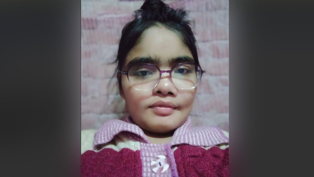 ফেসবুকে ‘সরি টু মি’ লিখে পৃথিবী থেকে বিদায় নেন সুমি