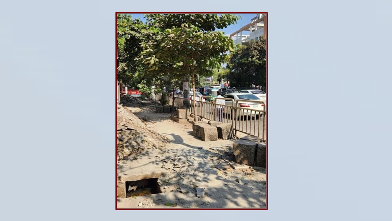 সাতরাস্তা-মহাখালী ফুটপাতে মাটির স্তূপ, দ্রুত চলাচল উপযোগী করার দাবি