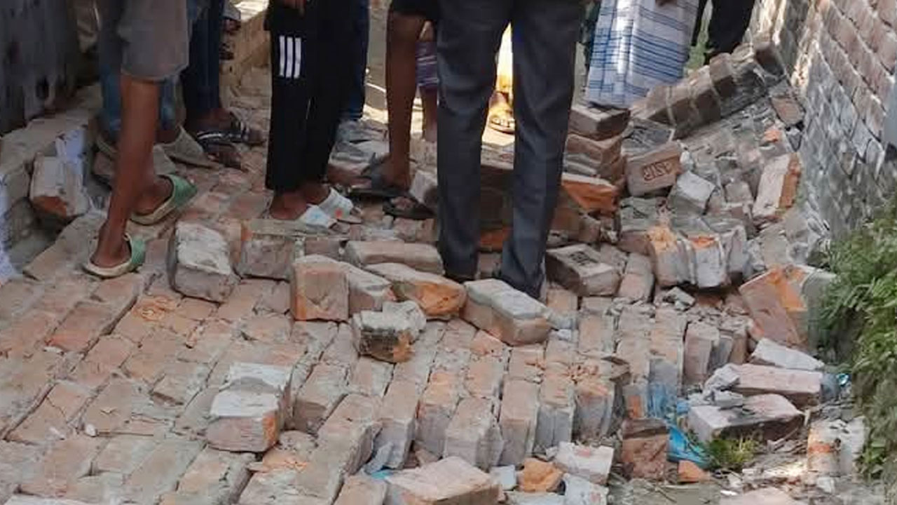 ভূমিকম্পে নিহতদের প্রত্যেক পরিবারকে ২৫ হাজার টাকা দেওয়া হচ্ছে