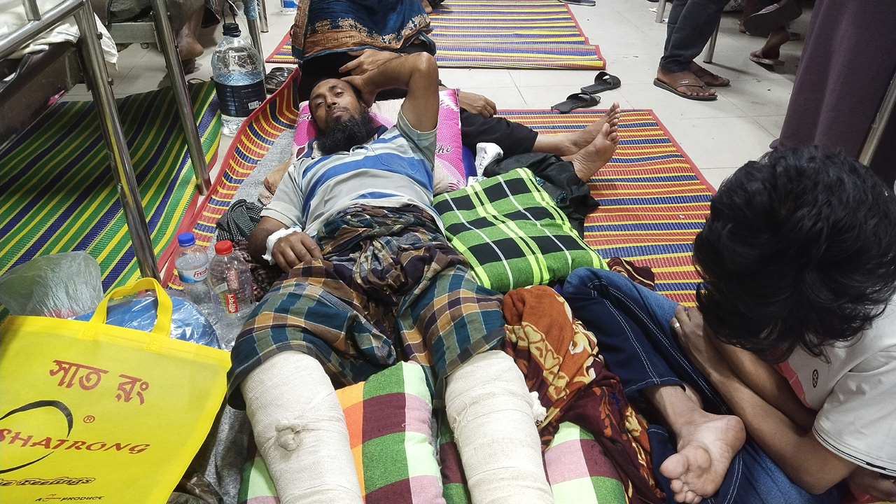 ‘৬ তলায় ছিলাম, হঠাৎ বিল্ডিংটা দুলতে শুরু করল আর আমি ৫ তলায় পড়ে গেলাম’