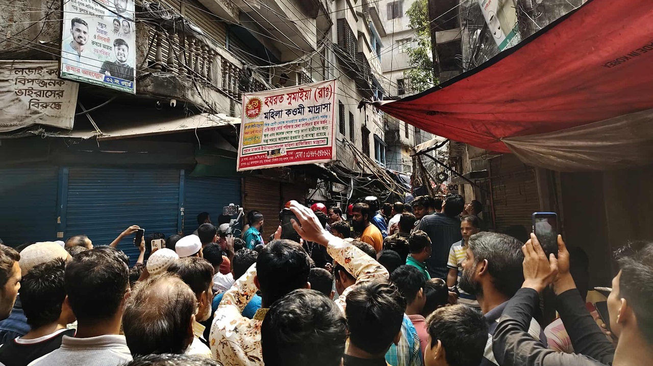 ভূমিকম্পে ঢাকার অন্তত চার ভবনে ধস-ফাটল, হতাহতের শঙ্কা