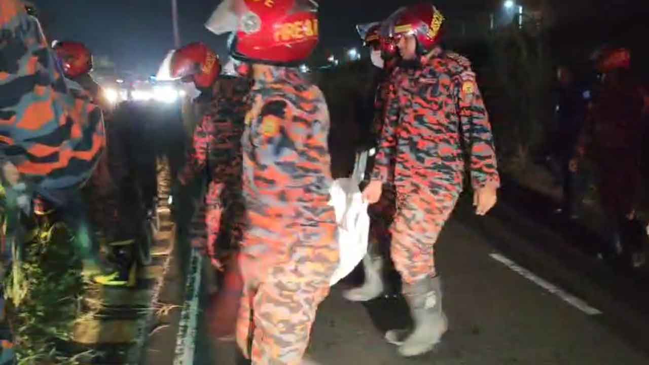 এক্সপ্রেসওয়েতে গাড়ির ধাক্কায় দুই পথচারী নিহত