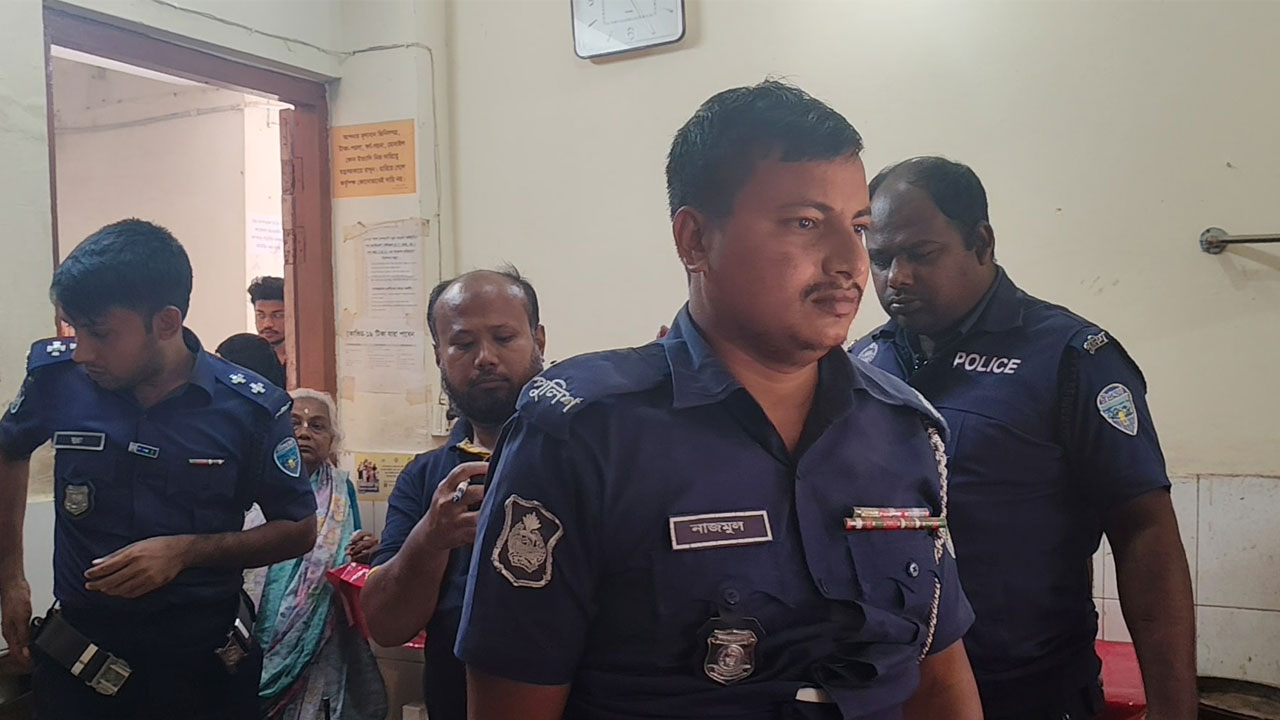 অভিযোগ তদন্ত করতে গিয়ে হামলার শিকার তিন পুলিশ সদস্য