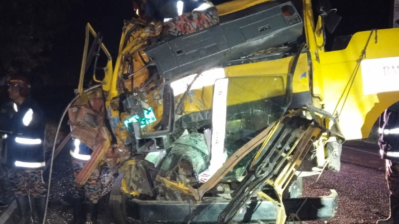 কাভার্ডভ্যানের পেছনে ধাক্কা, ট্রাক কেটে বের করা হলো চালকের মরদেহ