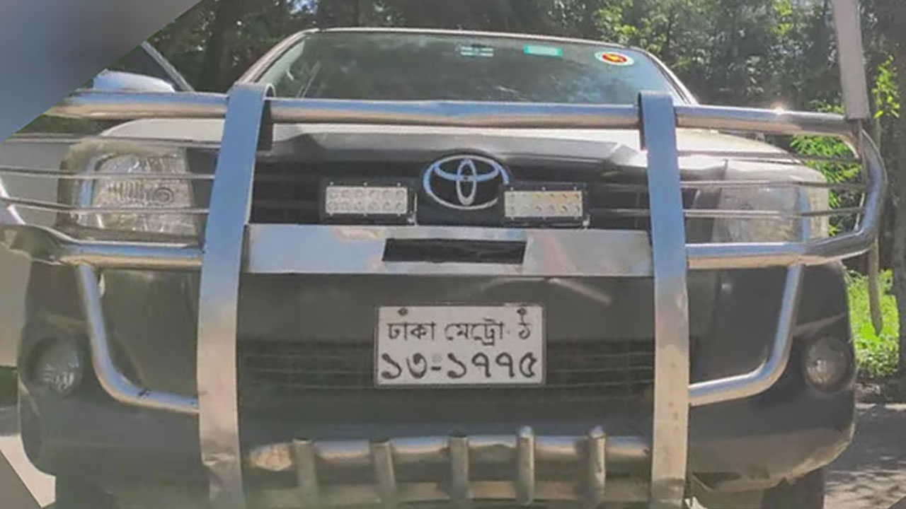 নিয়োগ পরীক্ষায় অংশ নিতে সরকারি গাড়িতে এলেন উপদেষ্টার এপিএস